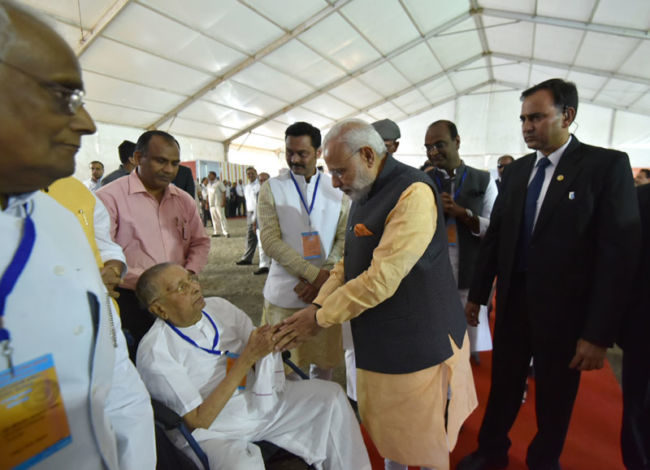 The Prime Minister, Shri Narendra Modi being welcomed at Ex Servicemen Public Meeting, in Bhopal, Madhya Pradesh on October 14, 2016.
