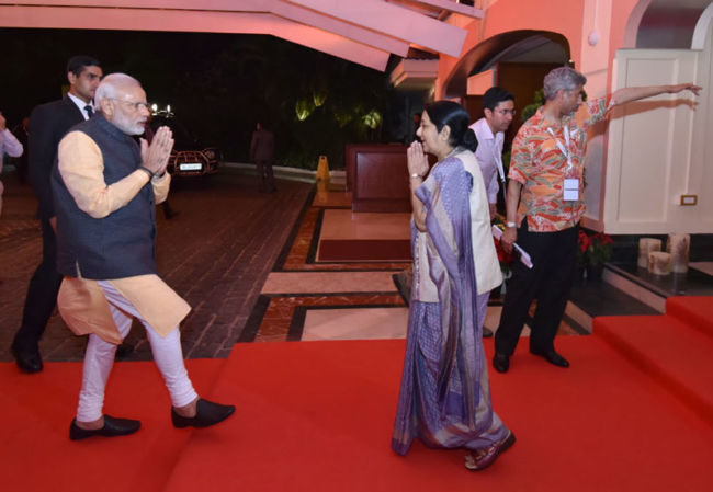 The Prime Minister, Shri Narendra Modi being received at the hotel by the Union Minister for External Affairs, Smt. Sushma Swaraj, in Goa on October 15, 2016.