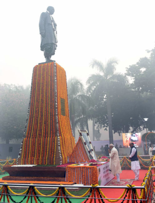 The Prime Minister, Shri Narendra Modi paying floral tribute to Sardar Vallabhbhai Patel on Rashtriya Ekta Diwas, at Patel Chowk, in New Delhi on October 31, 2016. The Union Home Minister, Shri Rajnath Singh is also seen.